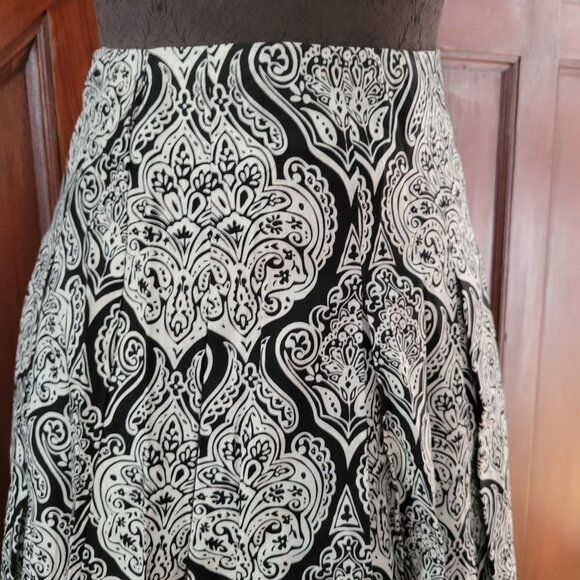 Black & White Apt. 9 A-Line Skirt Size 12 With Paisley Pattern - Picture 2 of 6